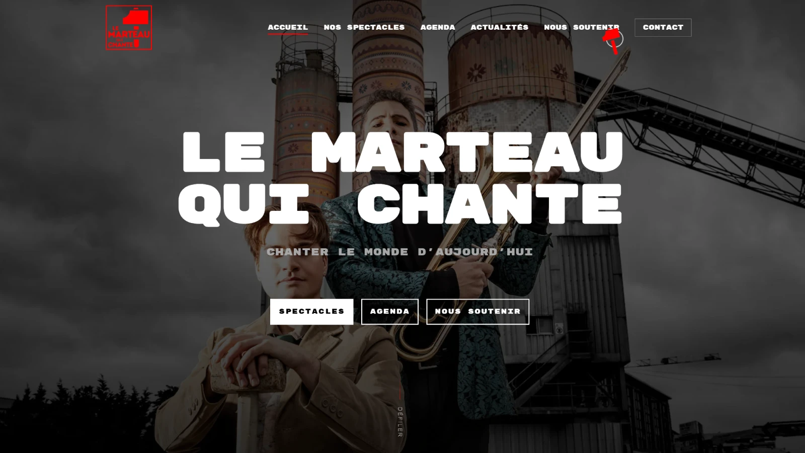 Screenshot of the Le Marteau qui Chante website homepage, showing the industrial hero section and navigation.